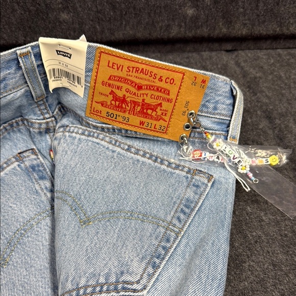 Levi's PRIDE Women's Blue Jeans - Picture 9 of 10